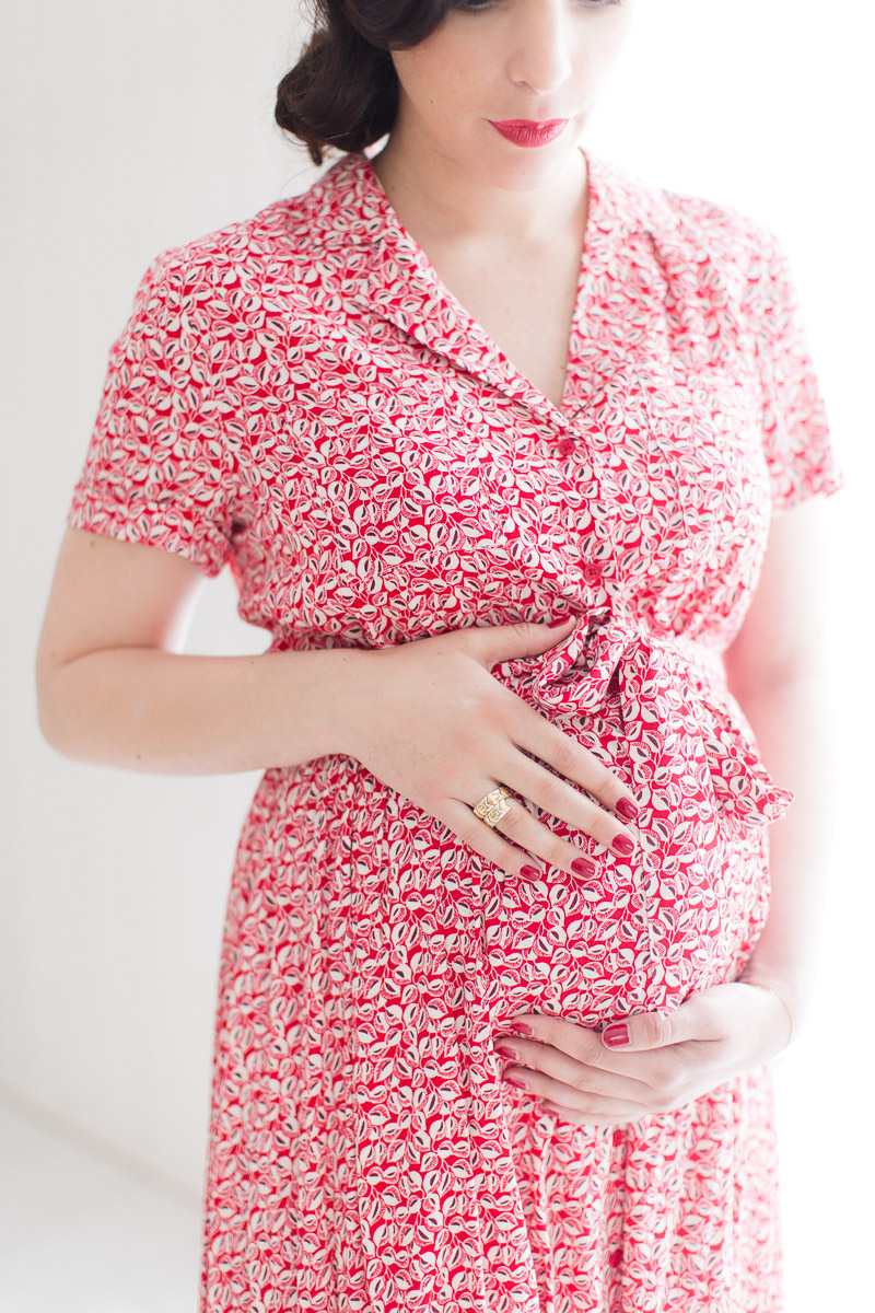 photographie de femme enceinte avec robe rouge