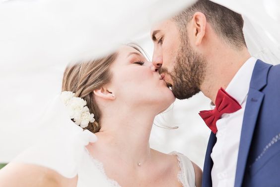 couple qui s'embrasse lors de son mariage au château de mons