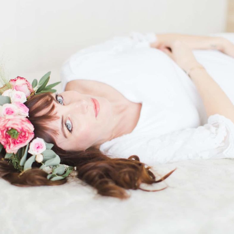 séance photo de femme enceinte avec couronne de fleurs