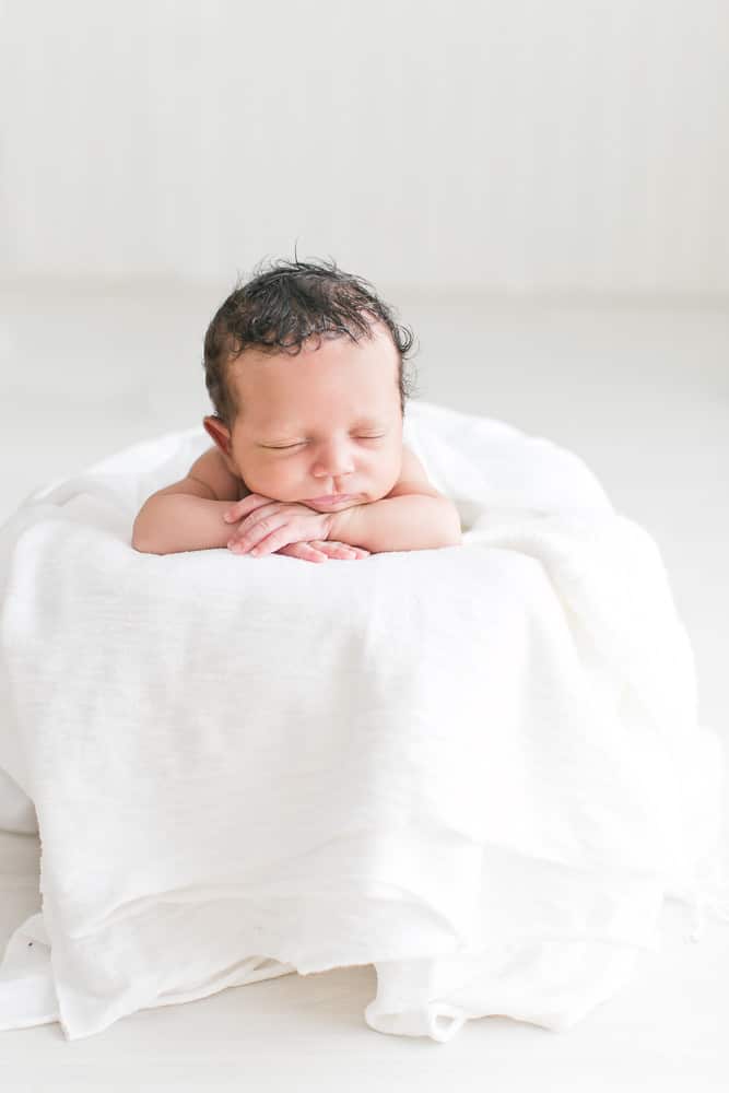 Photos de bébés : pourquoi choisir la lumière naturelle en studio