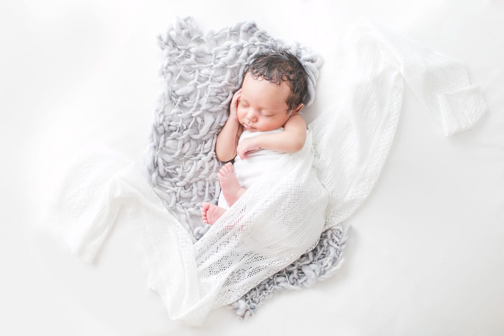 Photos de bébés : pourquoi choisir la lumière naturelle en studio