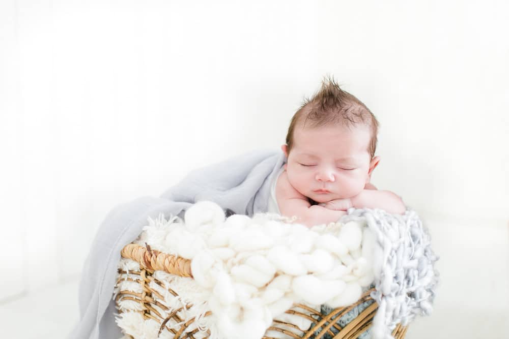 Photos de bébés : pourquoi choisir la lumière naturelle en studio