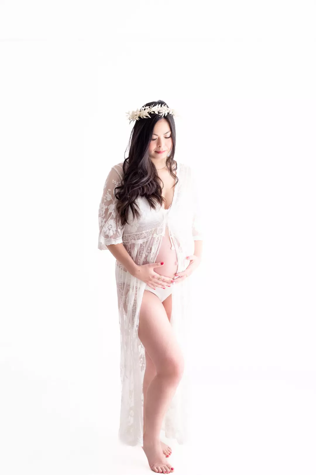 Séance photo portrait d'une femme enceinte avec kimono en dentelle et couronne de fleurs