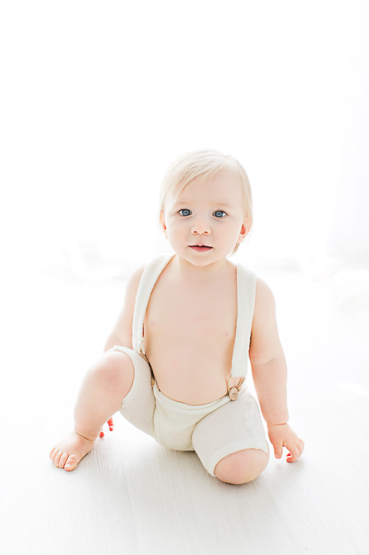 Photo portrait d'un petit gardon de 1an pour son anniversaire au studio près de Toulouse