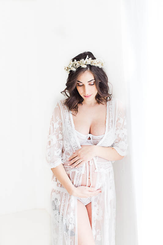 Séance photo portrait d'une femme enceinte avec kimono en dentelle et couronne de fleurs