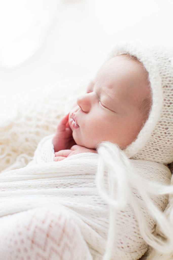 Profil de nouveau-né avec bonnet en laine