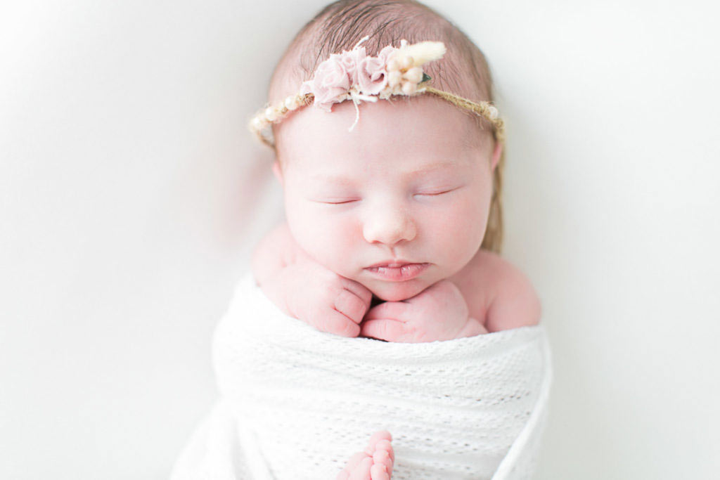 Bébé fille 6 jours devant la photographe