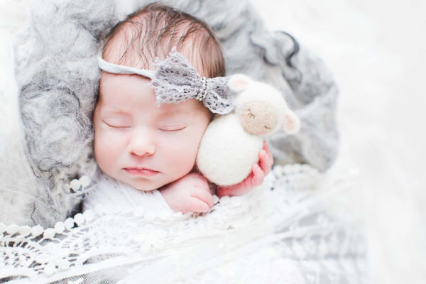 Photographie d'un bébé avec son doudou