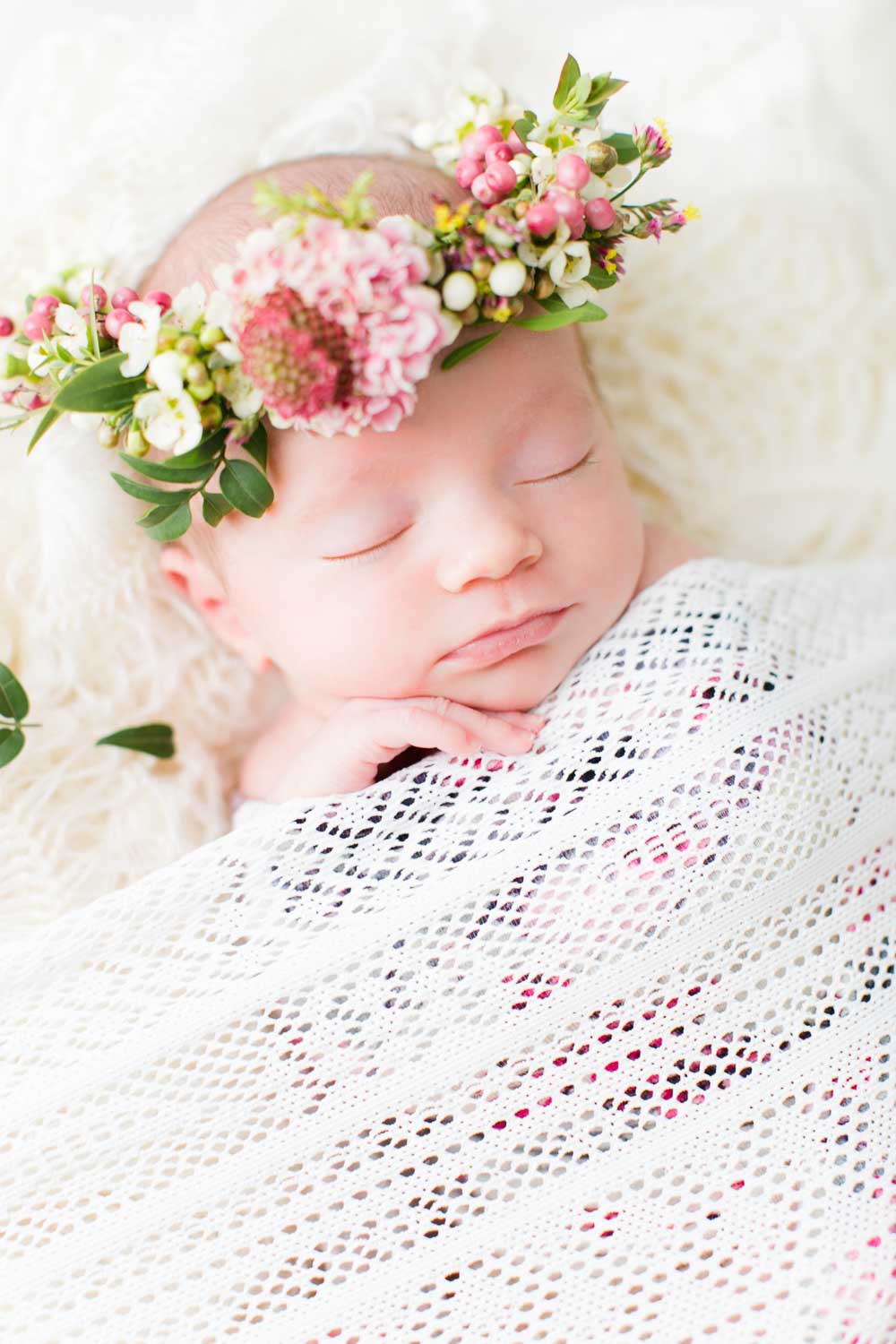 shooting nouveau-né avec couronne de fleurs fraîches à toulouse