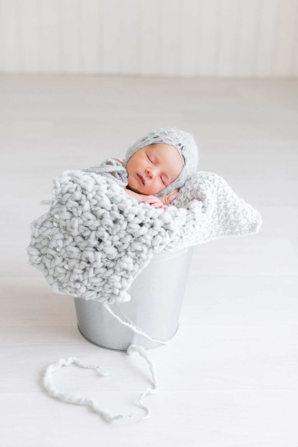 shooting d'un bébé garçon en posing dans un saut