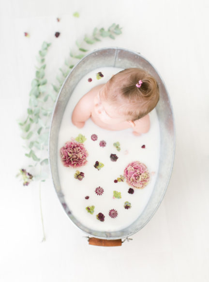 Petite fille dans un bain de lait lors d'une séance photo