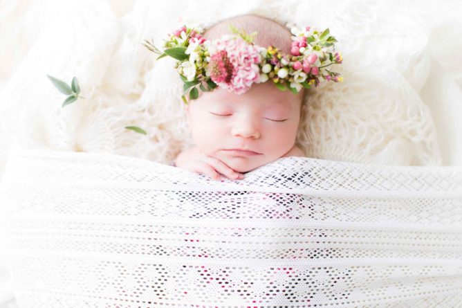 seance photo bebe fille avec couronne de fleurs fraiches