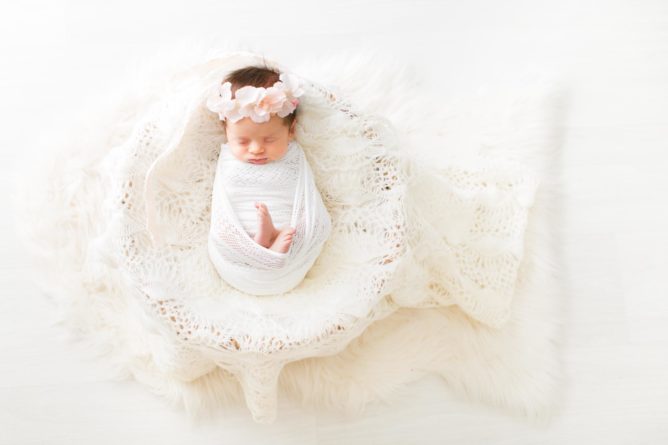 nourrisson fille dans un panier